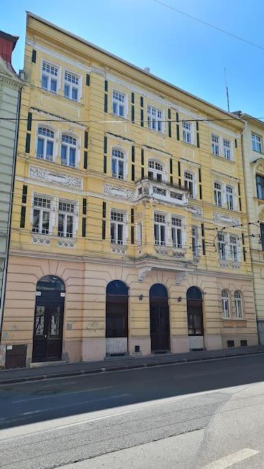 Lovely Old Town Apartment Bratislava Buitenkant foto